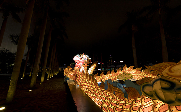 Lunar New Year Thematic Lantern Display – Flying High with the Golden Dragon