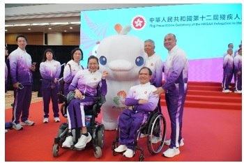 与全运会吉祥物合照